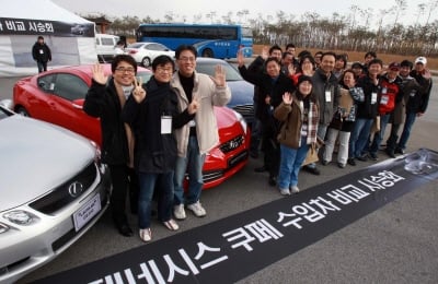 ↑현대차는 18일 서산 현대 파워텍에서 동호회원과 일반인 고객 등 60여 명을 초청해 제네시스 쿠페와 인피니티 G37 쿠페, 렉서스 GS350의 비교 시승회를 실시했다.