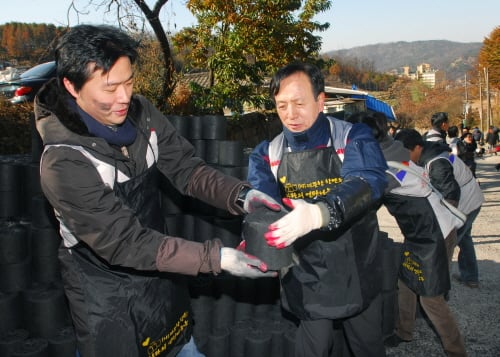 [사진]강주안 아시아나 사장, 연탄배달부 변신