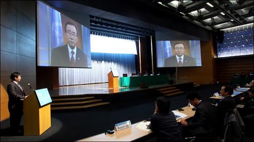 ↑ 반기문 유엔사무총장이 영상메시지를 통해 2일 열린 '세계인권선언 60주년 인권과 <br>
사회책임투자 국제컨퍼런스' 축사를 하고 있다. ⓒ홍봉진기자