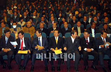 ↑축사를 하기 위해 민주연대 창립대회에 참석한 정세균 대표(사진 가운데)와 그 좌우에 앉은 김근태 전 의원, 천정배 의원 등의 모습