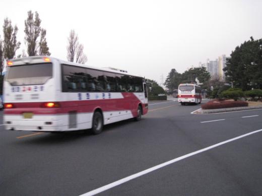 ↑2일 오후 5시 현대차 울산공장에서 잔업 없이 퇴근하는 직원들을 태우고 갈 버스가 이동하고 있다.