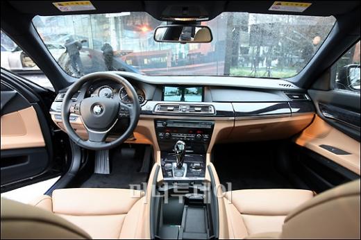 []BMW7ø  
