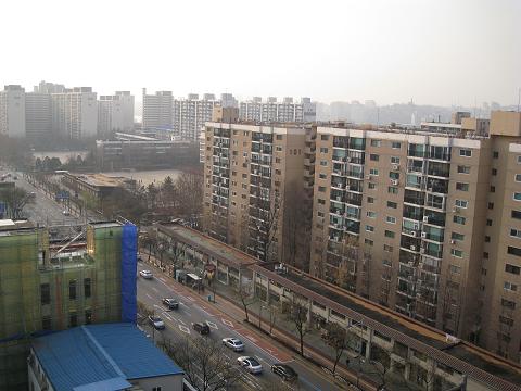 ↑ 서울 강남구 압구정동 신현대아파트. 멀리 보이는 아파트가 미성아파트.