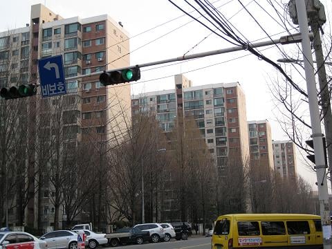 ↑ 서울 강남구 압구정동 현대아파트(구 현대) 단지내 모습.