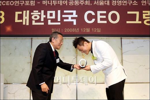 [사진]박진영 JYP 대표 '문화CEO' 수상