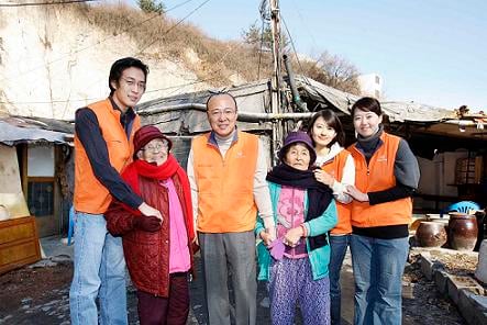 한화그룹 김승연 회장(가운데)이 3남 동선군(좌측) 및 한화사회봉사단원들과 함께 종로구 창신동 천막촌에 거주하고 있는 독거노인 이모(89), 김모(76) 할머니를 방문했다.