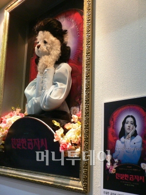 ▲2008서울인형전에 전시된 '친절한 금자씨' 포스터(오른쪽)와 패러디 작품. 서울 코엑스 1층 태평양홀.ⓒ사진=김성휘 기자