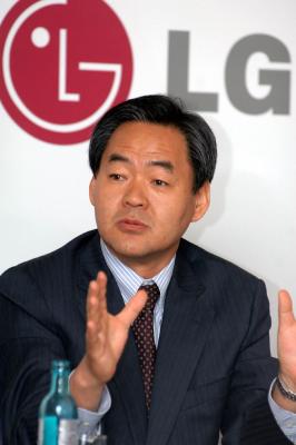 강신익 LG電 사장 "2년내 소니 추월"