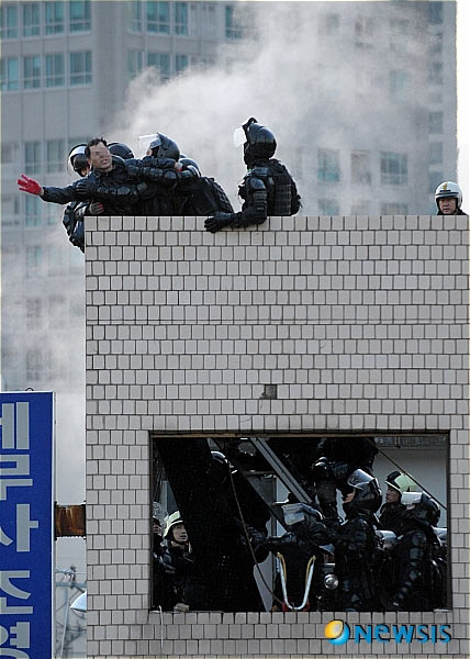 [사진]용산 철거민 시위대의 격렬한 저항