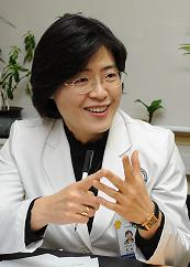 ↑라선영 교수는 글로벌 임상시험 총괄연구 책임자로 활동하며 아시아 신장암 치료의 가이드라인을 만드는 미국 국립종합암네트워크의 프로젝트에도 참여하고 있다.