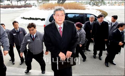 ↑ 쌍용차 평택공장 본관에 도착한 법원 실사단. 가운데가 고영한 수석부장판사.