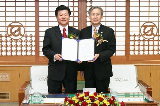 송기진 광주은행장(왼쪽)과 김윤수 전남대 총장이 산학협동 협약체결 후 기념촬영하고 있다. <br>
