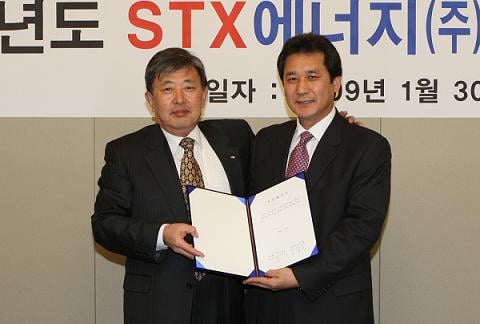 ↑여혁종 STX에너지 사장(왼쪽)과 김형석 STX에너지 노조위원장(오른쪽)이 지난달 30일 임금 동결 선언식을 가진 뒤 포즈를 취하고 있다.