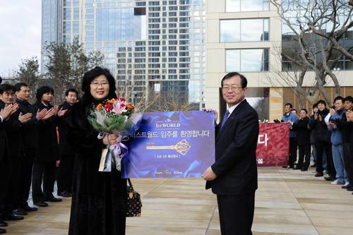 ↑포스코건설은 송도 '더샾 퍼스트월드' 첫 입주자에게 순금 5돈의 황금 열쇠를 증정했다.(사진 오른쪽은 포스코건설 조용경 부사장)