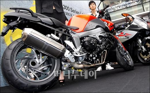 []BMW K1300 R  