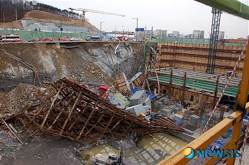 판교 공사장 붕괴, 사망 3명 부상 8명