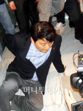 ↑로텐더홀에서 몸싸움을 벌이다 부상을 당한 것으로 보이는 서갑원 민주당 원내수석부대표