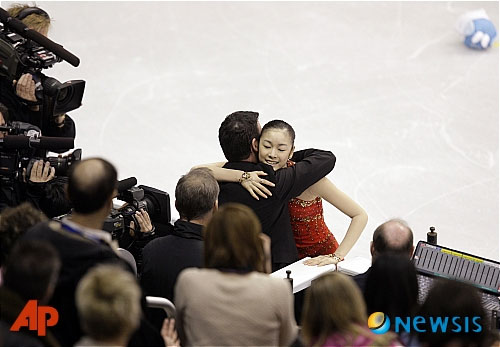 [사진]"잘했어!" 오서 코치, 김연아와 포옹