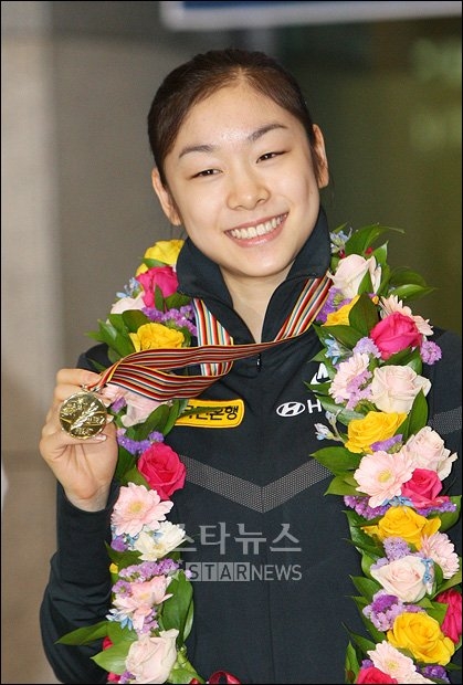 '피겨여왕' 김연아 선수(19·고려대)가 세계 피겨선수권대회를 마치고 31일 오후 인천공항을 통해 입국해 밝게 웃고 있다. 이명근기자