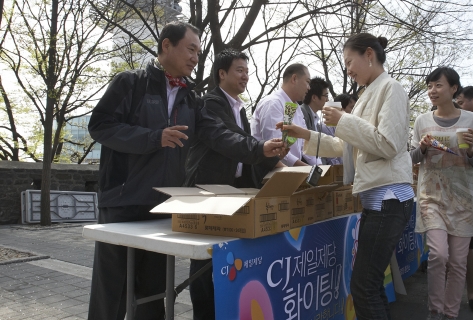 ↑김진수 CJ제일제당 대표(맨 왼쪽)가 14일 점심시간 남산에서 열린 단합대회에서 직원들에게 자비로 마련한 아이스크림을 나눠주고 있다.