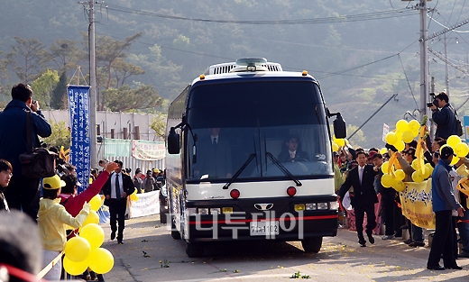 盧 전 대통령, 입장휴게소 휴식..점심은 김밥