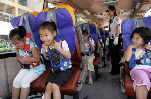 ↑ 2007년 7월 현대기아차그룹이 한국어린이안전재단에 '교통안전 이동교육버스'를 전달 한 뒤 초등학교 어린이들을 대상으로 교통안전교육을 실시하고 있는 모습.