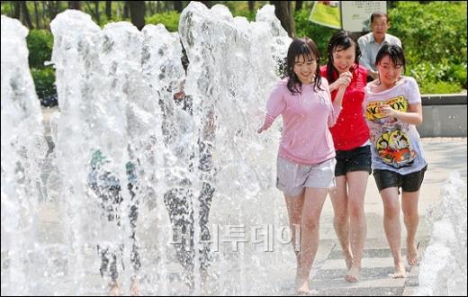 [사진]'초여름 날씨, 뛰어들어 분수로'