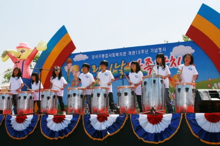 ↑지난 5일 열린 '가족잔치' 행사장에서 르노삼성차가 후원하는 지역 아동센터 어린이들이 '난타'공연을 펼치고 있다.