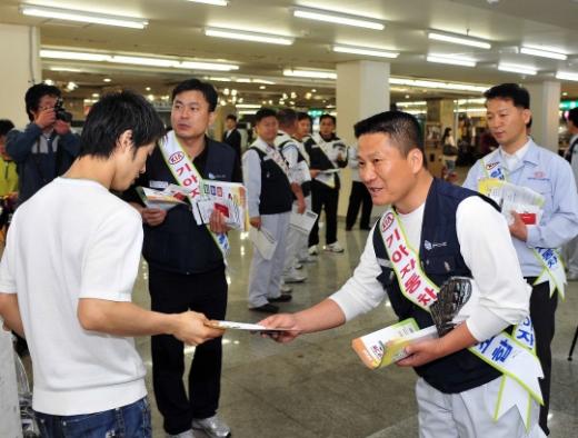 ↑ 시민들에게 홍보물을 나눠주고 있는 김종석 기아차지부장.