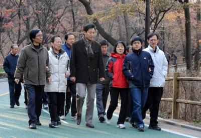 ↑오세훈 서울시장이 시각장애인들과 함께 남산 산책길을 걷고 있다.ⓒ서울시