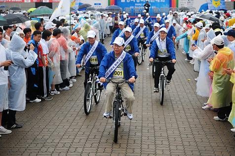 ▲정준양 한국철강협회장 겸 포스코 회장이 16일 서울 상암동 월드컵 공원에서 열린 '제10회 철의 날 기념 철강사랑 마라톤 대회'에 앞서 '탄소 줄이기' 캠페인의 일환으로 직접 자전거를 몰고 있다. 둘째 줄 왼쪽부터 김민 지식경제부 재료산업과장, 손봉락 동양석판 회장, 심윤수 철강협회 부회장 등이다.