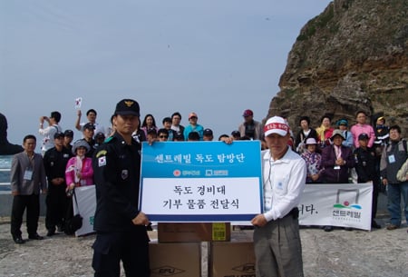 ↑ 김병현 독도경비대장(왼쪽)과 센트레빌 독도 탐방단 대표를 맡은 양삼석 독도라이온스 회장 ⓒ동부건설<br>
