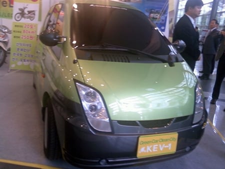 ↑지난 20일 한국전기차산업협회는 서울 코엑스에서 첫 창립총회를 열고 전기차 전용섀시인 'KEV-1'을 공개했다   