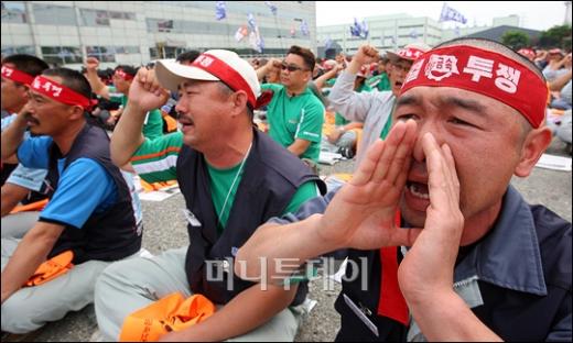 [사진]구호 외치는 쌍용차 노조