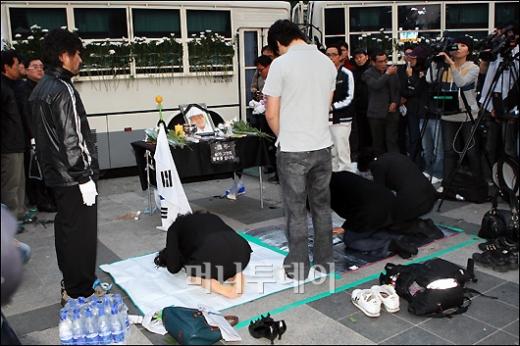 [사진]시민들 발길 이어지는 분향소