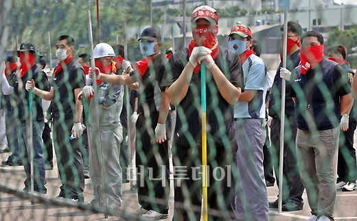 [사진]쌍용차 노조원, '들어오기만 해봐!'