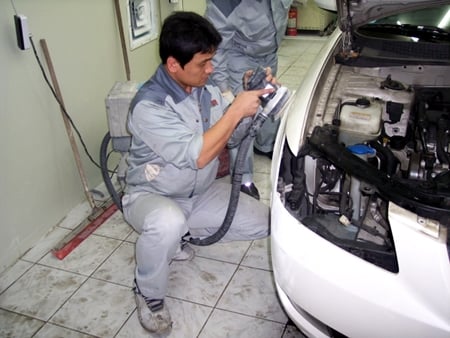 ↑세덴에스디 직원이 차량외형을 복원하고 있는 모습