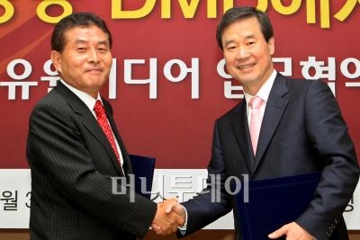 ↑ 홍선근 머니투데이 대표(오른쪽)와 조순용 U1미디어 대표는 30일 오전 서울 여의도 MTN 사옥에서 업무협약을 체결했다. ⓒ홍봉진기자 honggga@