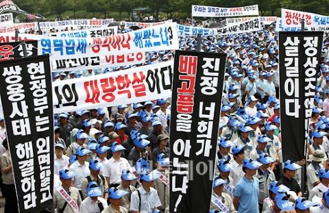 ↑7일 서울 여의도공원 문화마당에서 열린 '공장 불법점거 파업 규탄 및 대정부 공권력 투입 촉구 결의대회' ⓒ임성균 기자 