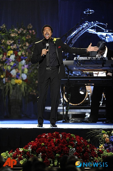 ↑ 가수 라이오넬 리치가 7일(현지시간) 故 마이클 잭슨의 공개장례식이 열린 미 캘리포니아주 LA의 스테이플스 센터에서 추모공연을 하고 있다.<br>
<br>
LA 전역은 그의 영원한 안식을 기리는 친구와 유명인사, 팬으로 붐볐고 ‘미국판 다이애나비 장례식’으로 불린 이번 장례식에 세계의 이목이 집중됐다.<br>
<br>
90분간 진행된 추모행사에는 스티비 원더, 라이오넬 리치, 머라이어 캐리, 얼리셔 키스 등 유명 팝스타 등이 추모 공연에 나서 고인의 희망대로 지상 최대의 쇼를 보여줬다.  ⓒ엘에이(미 캘리포니아주)=AP/뉴시스