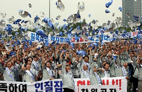 ↑쌍용자동차 및 협력 네트워크 종사자, 가족 등 1만여 명이 7일 오전 서울 여의도 공원에서 '쌍용자동차, 공장 불법점거 파업 규탄 및 대정부 공권력 투입 촉구 결의대회'를 열고 구호를 외치고 있다. ⓒ임성균 기자 <br>
