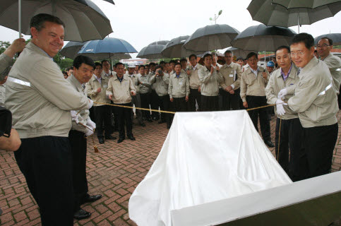 ↑삼성토탈은 지난 17일 충남 대산공장 내에 '기능마스터 거리>를 조성하고, 유석렬 사장(오른쪽)과 스캇 메큐엔 수석 부사장(왼쪽) 등 경영진과 기능마스터 11명 등 임직원 100여명이 참석한 가운데 제막식을 개최했다.