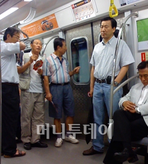 ↑ 김포공항~신논현행 급행열차를 탄 승객들.