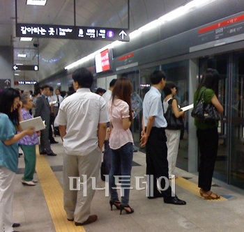 ↑ 24일 오전 8시. 김포공항역에서 열차를 기다리는 승객들 
