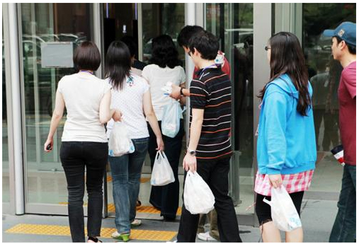 엔씨 직원들 '비닐봉지' 들고다니는 사연