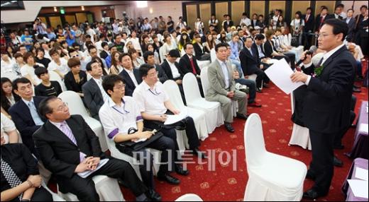 [사진]유인촌 장관 '정책적으로 도울 방법 강구'