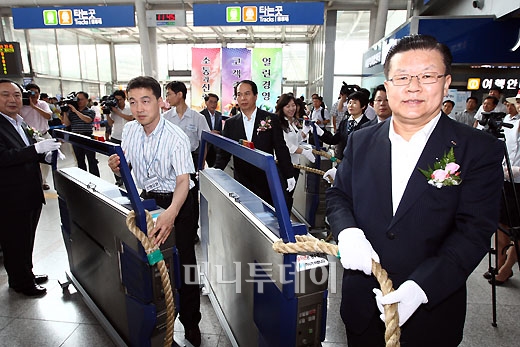 [사진]코레일 허준영 사장 '자동개집표기 철거 합니다'