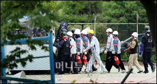 [사진]경찰과 함께 진입 시도하는 쌍용차 사측