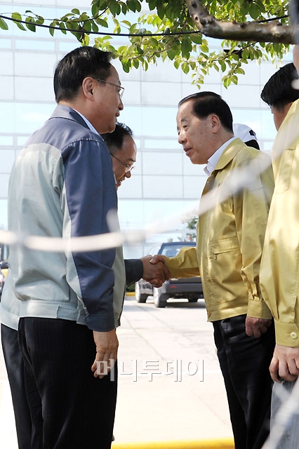 [사진]김경한 법무부장관ㆍ쌍용차 공동관리인 '악수'