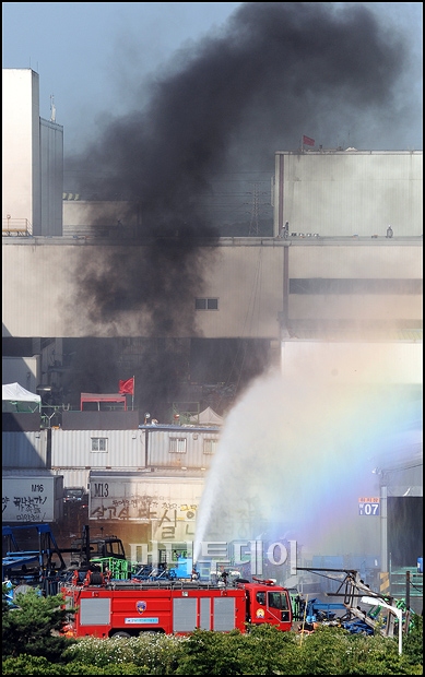 ↑ 5일 오전 경찰의 진압작전 중 평택공장 내 도장공장 인근에서 화염이 치솟자 소방차가 진화작업에 나서고 있다. ⓒ평택(경기)=유동일 기자